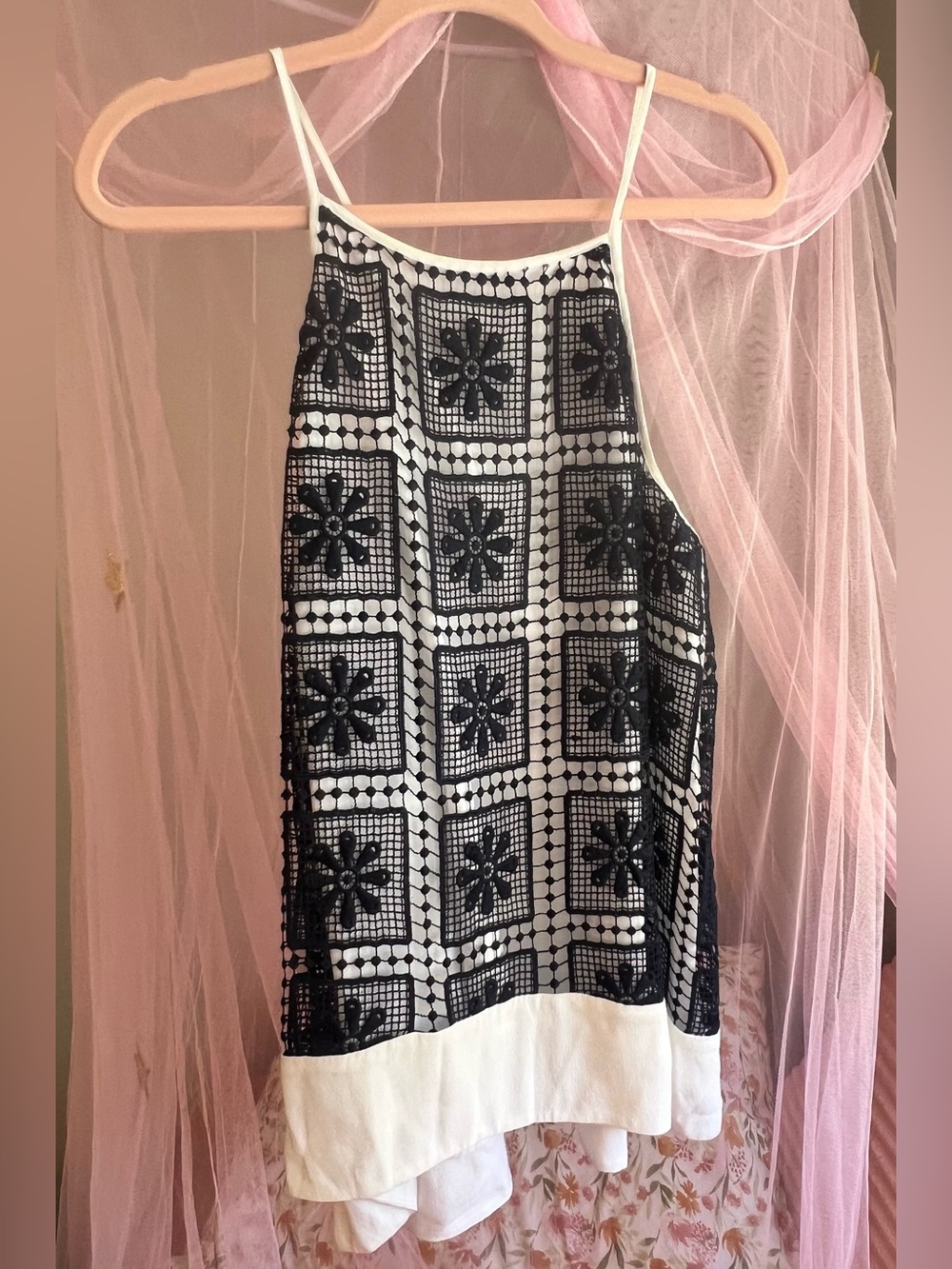 ☀️ Crown & Ivy Floral Lace Overlay Tank Top in White w. Navy Detail | M | EUC